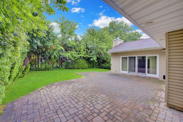 120 Greenway W, New Hyde Park, NY 11040