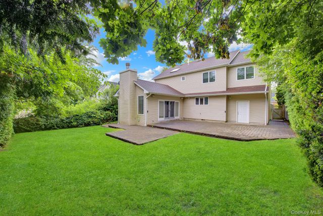 120 Greenway W, New Hyde Park, NY 11040