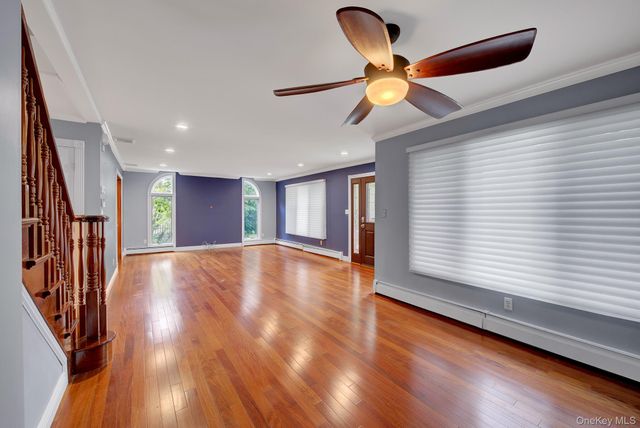 120 Greenway W, New Hyde Park, NY 11040