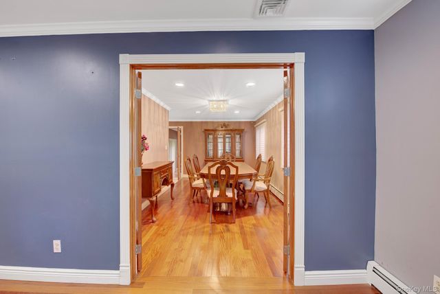 120 Greenway W, New Hyde Park, NY 11040