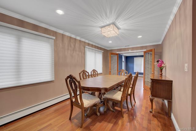 120 Greenway W, New Hyde Park, NY 11040