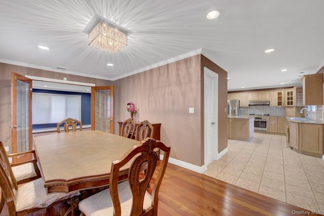 120 Greenway W, New Hyde Park, NY 11040