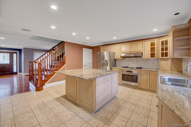 120 Greenway W, New Hyde Park, NY 11040