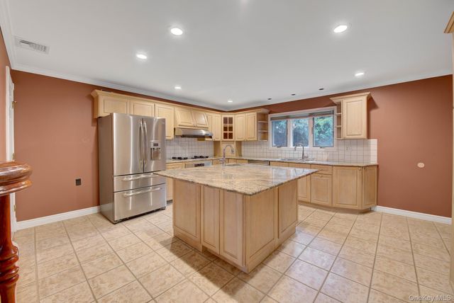 120 Greenway W, New Hyde Park, NY 11040