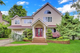 120 Greenway W, New Hyde Park, NY 11040