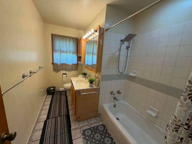 2444 Linden Avenue, Waukegan, IL 60087