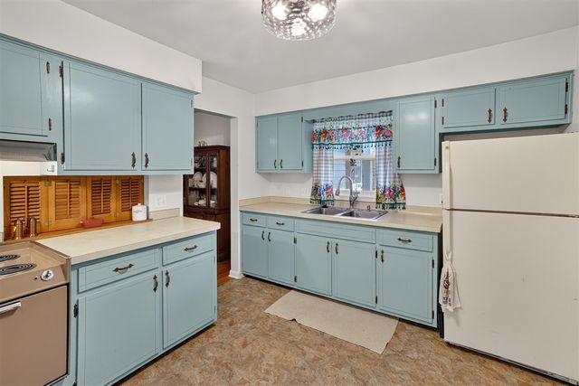 2410 Rossiter Place, Lansing, MI 48911