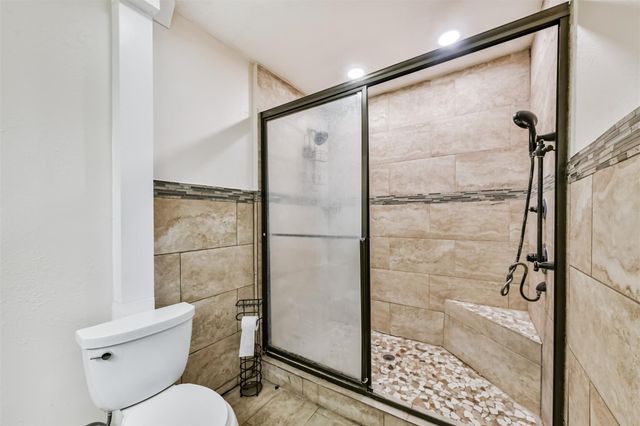 9101 Lazy Lane, Hitchcock, TX 77563