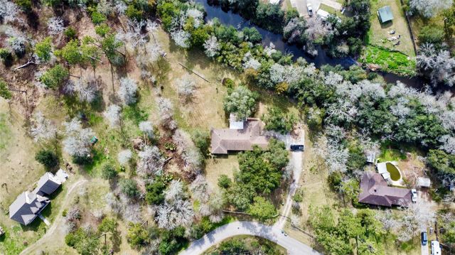 9101 Lazy Lane, Hitchcock, TX 77563