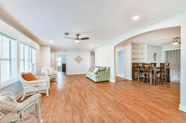 9101 Lazy Lane, Hitchcock, TX 77563