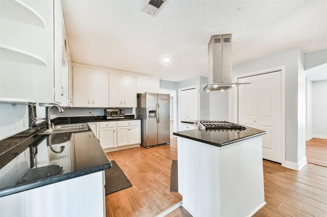 9101 Lazy Lane, Hitchcock, TX 77563