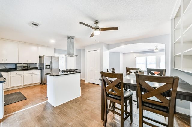 9101 Lazy Lane, Hitchcock, TX 77563