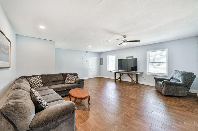 9101 Lazy Lane, Hitchcock, TX 77563