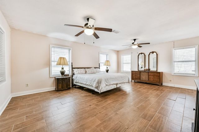 9101 Lazy Lane, Hitchcock, TX 77563