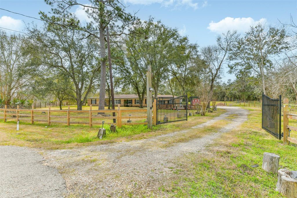 9101 Lazy Lane, Hitchcock, TX 77563