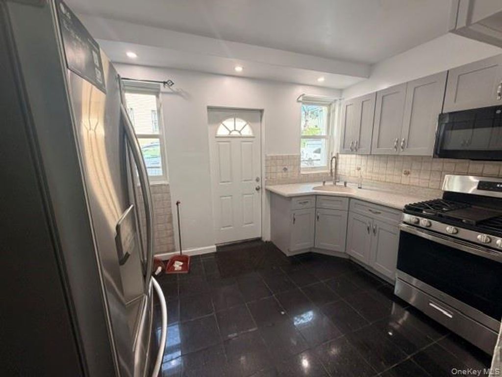 1041 E 216th Street, Bronx, NY 10469 — photo 3