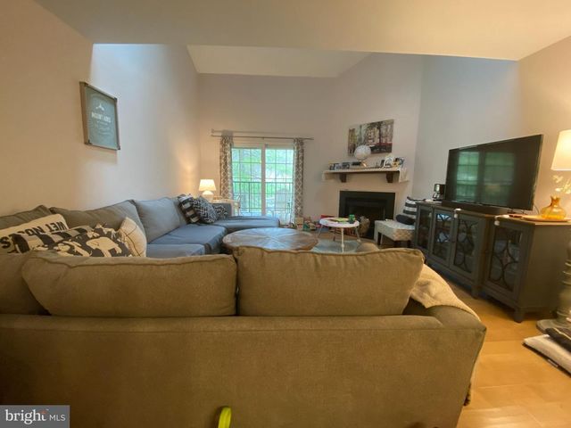 240 VALLEY STREAM LN, Chesterbrook, PA 19087