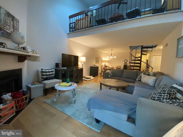 240 VALLEY STREAM LN, Chesterbrook, PA 19087