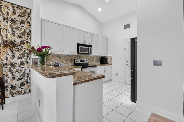 17257 Boca Club Boulevard Apt 5, Boca Raton, FL 33487