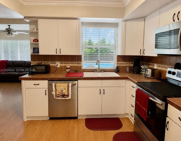 1841 NW 113th Ave, Pembroke Pines, FL 33026