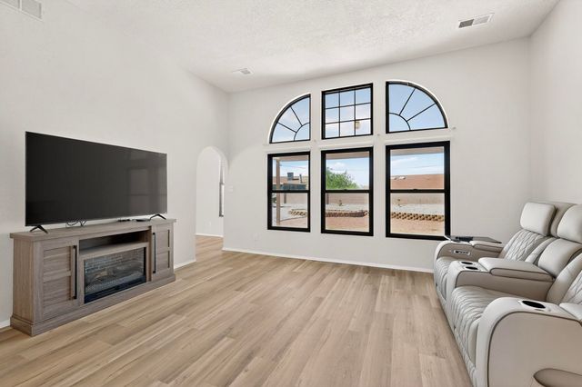 6200 Apache Plume Road NE, Rio Rancho, NM 87144