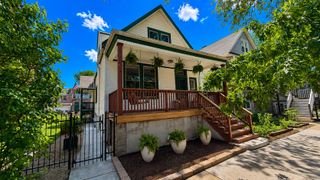 1819 W Cornelia Avenue, Chicago, IL 60657