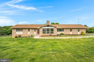 5 SUNSET DR, Hanover, PA 17331