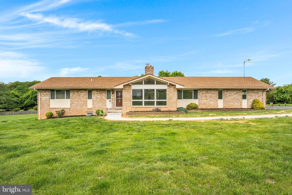 5 SUNSET DR, Hanover, PA 17331