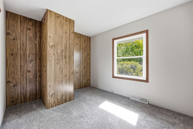 5818 Eastview Avenue SW, Cedar Rapids, IA 52404
