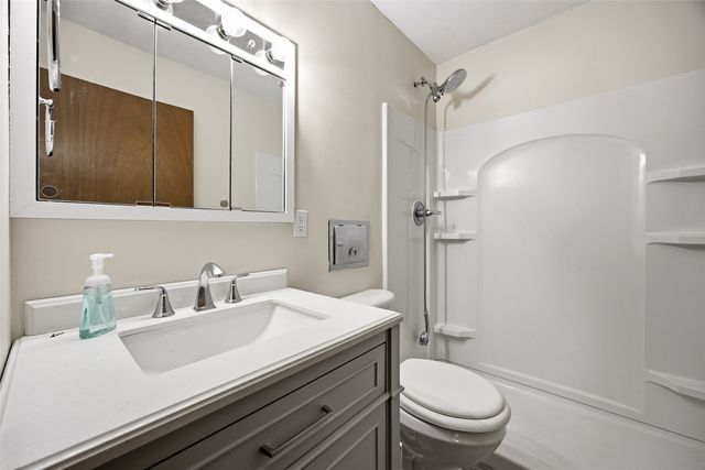 5818 Eastview Avenue SW, Cedar Rapids, IA 52404