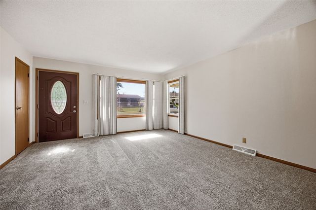 5818 Eastview Avenue SW, Cedar Rapids, IA 52404