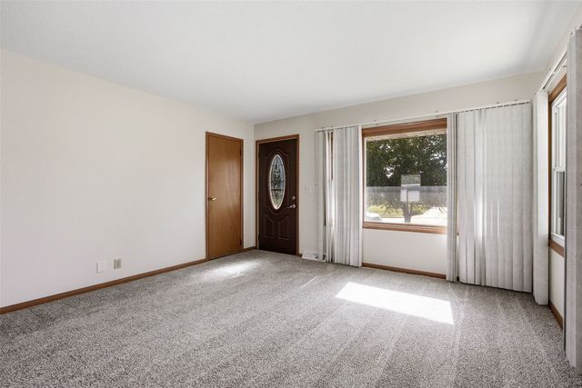 5818 Eastview Avenue SW, Cedar Rapids, IA 52404