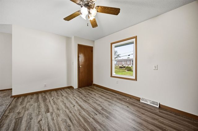 5818 Eastview Avenue SW, Cedar Rapids, IA 52404