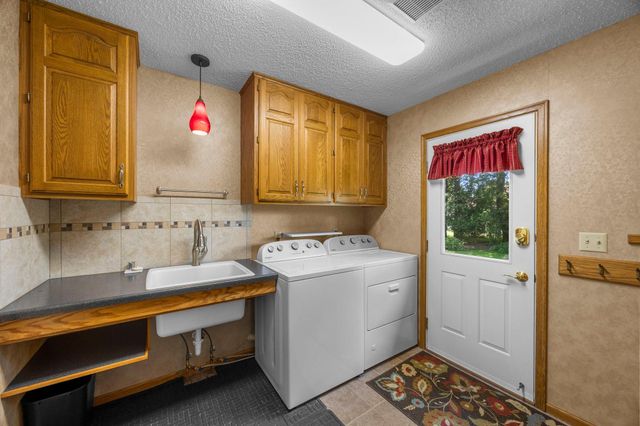 8941 Hunters Trail, Woodbury, MN 55125