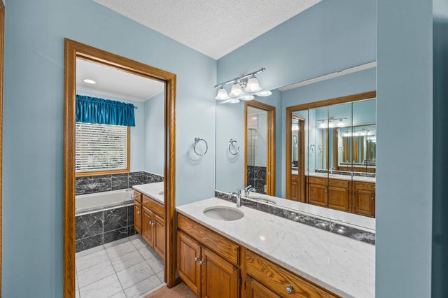 8941 Hunters Trail, Woodbury, MN 55125