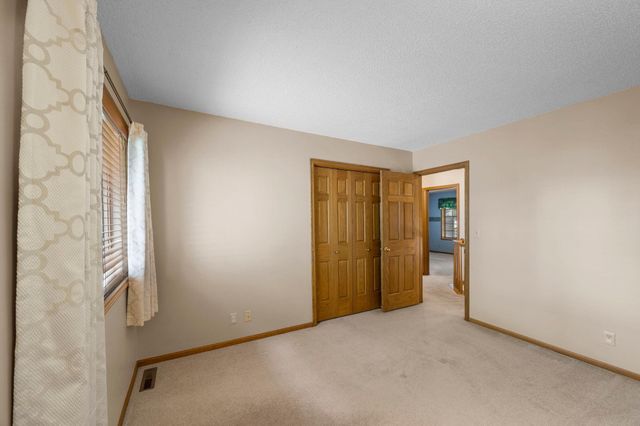 8941 Hunters Trail, Woodbury, MN 55125