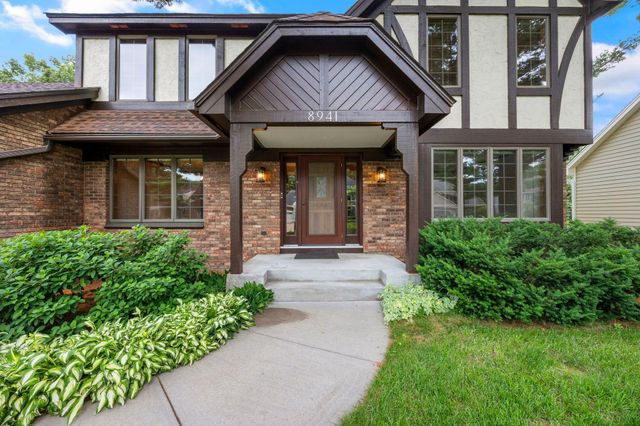 8941 Hunters Trail, Woodbury, MN 55125