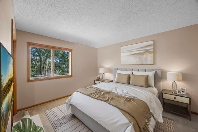 8941 Hunters Trail, Woodbury, MN 55125