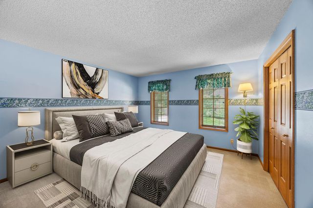 8941 Hunters Trail, Woodbury, MN 55125