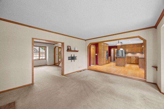 8941 Hunters Trail, Woodbury, MN 55125