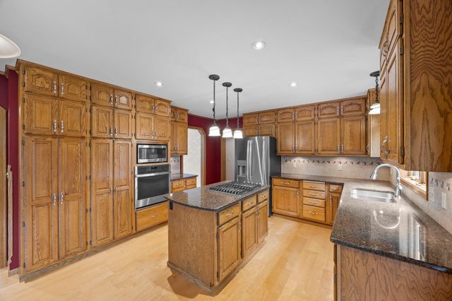 8941 Hunters Trail, Woodbury, MN 55125