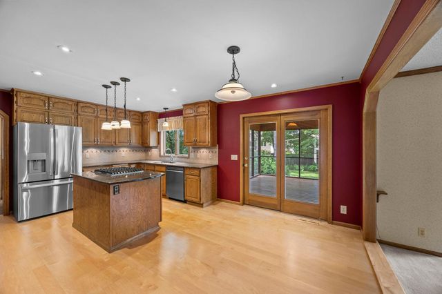 8941 Hunters Trail, Woodbury, MN 55125