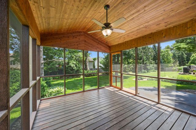 8941 Hunters Trail, Woodbury, MN 55125