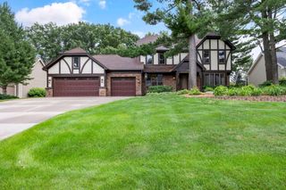 8941 Hunters Trail, Woodbury, MN 55125