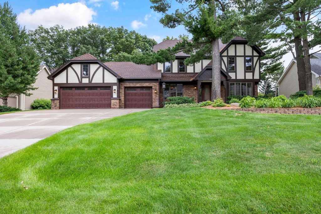 8941 Hunters Trail, Woodbury, MN 55125