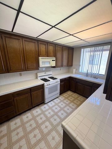 4454 Ventura Canyon Avenue 304, Sherman Oaks, CA 91423