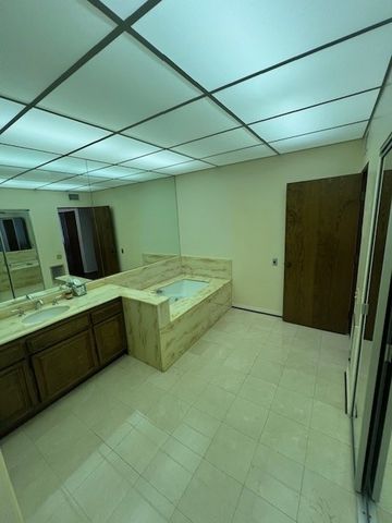 4454 Ventura Canyon Avenue 304, Sherman Oaks, CA 91423