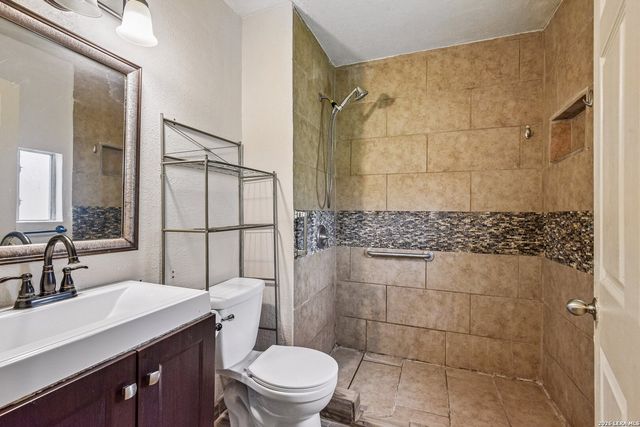 1281 County Road 6723, Natalia, TX 78059