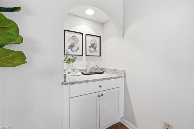 401 College Pl Apt 13, Norfolk, VA 23510