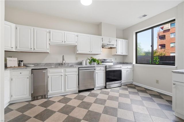 401 College Pl Apt 13, Norfolk, VA 23510